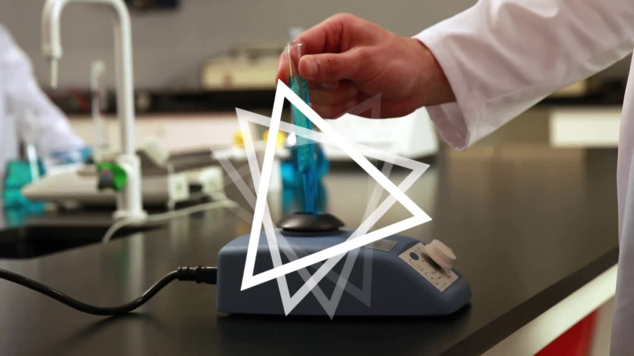 삼각형 애니메이션으로 실험실 장비 위에 테스트 튜브를 손으로 들고