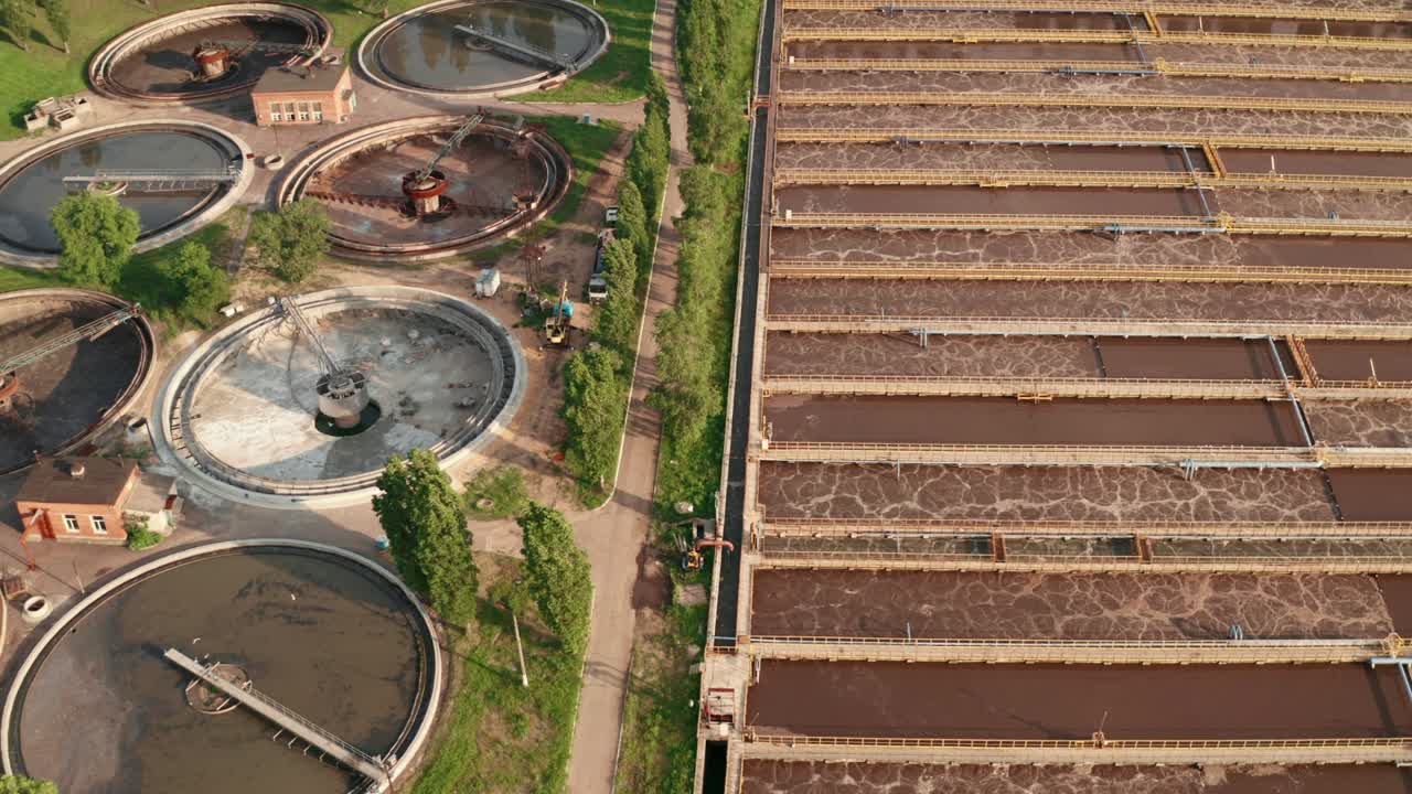vista aérea de la planta de tratamiento de aguas residuales. tratamiento de aguas industriales