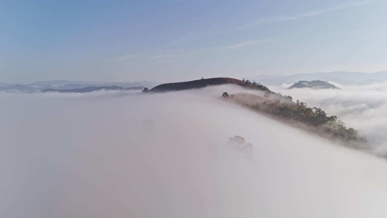 태국 치앙마이의 푸른 산맥을 가로질러 흐르는 안개의 숨막히는 드론 풍경이 자연, 생태 관광 및 지속 가능성을 홍보합니다.