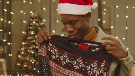 hombre abriendo regalo de navidad