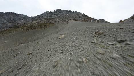 FPV-Drohne-Hebt-Ab-Und-Fliegt-Eine-Felsige-Bergoberfläche-In-Der-Region-Tirol-In-Österreich-Hinauf