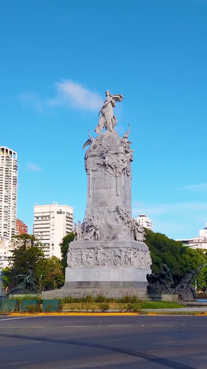 Statua della rotonda di Palermo, traffico mattutino, video verticale, Buenos Aires, Argentina