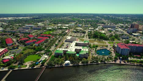 lujosos apartamentos edificios casas colores vivos parques piscinas pájaros vista de ojo puentes de techo rojo sobre el río horizonte soleado tierra plana vecindario gente rica royal bradenton, florida, estados unidos