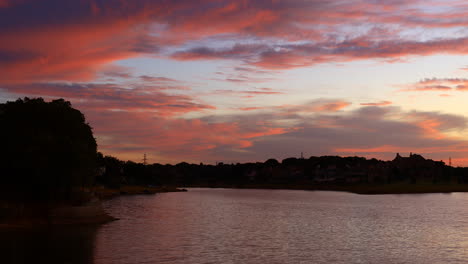 este es un video de una colorida puesta de sol sobre el lago lewisville en highland village texas