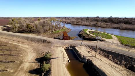 Canal-De-Riego-Del-Río-San-Joaquín-Cerca-De-Modesto-California