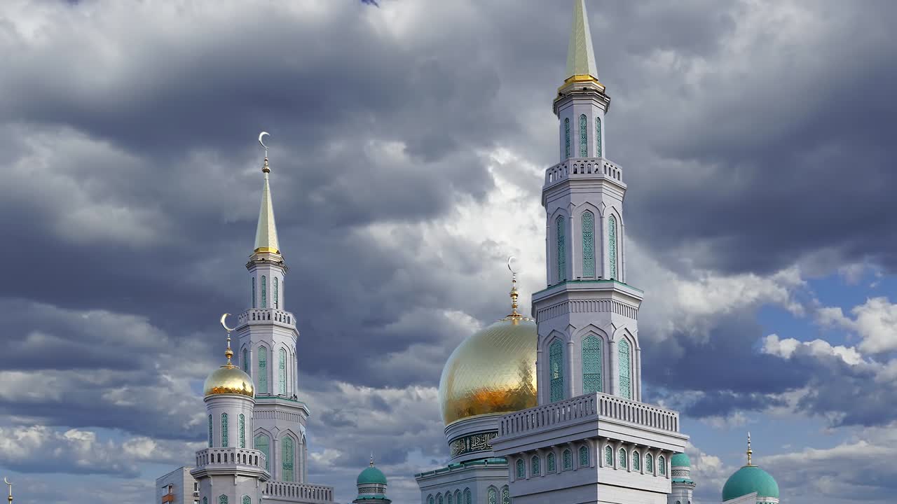 Московская соборная мечеть на фоне движущихся облаков, Россия — главная мечеть Москвы, новая достопримечательность