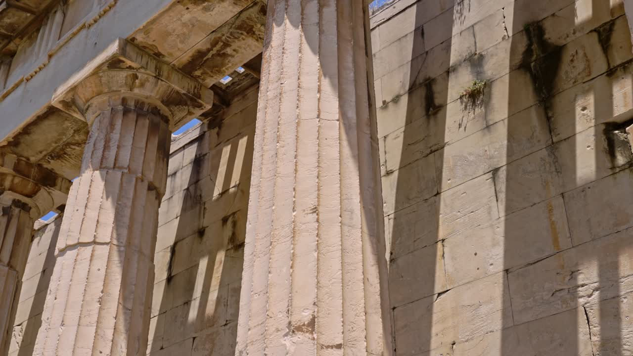 una larga colonnada desde el antiguo templo de hefaestus en la antigua agora, atenas, grecia