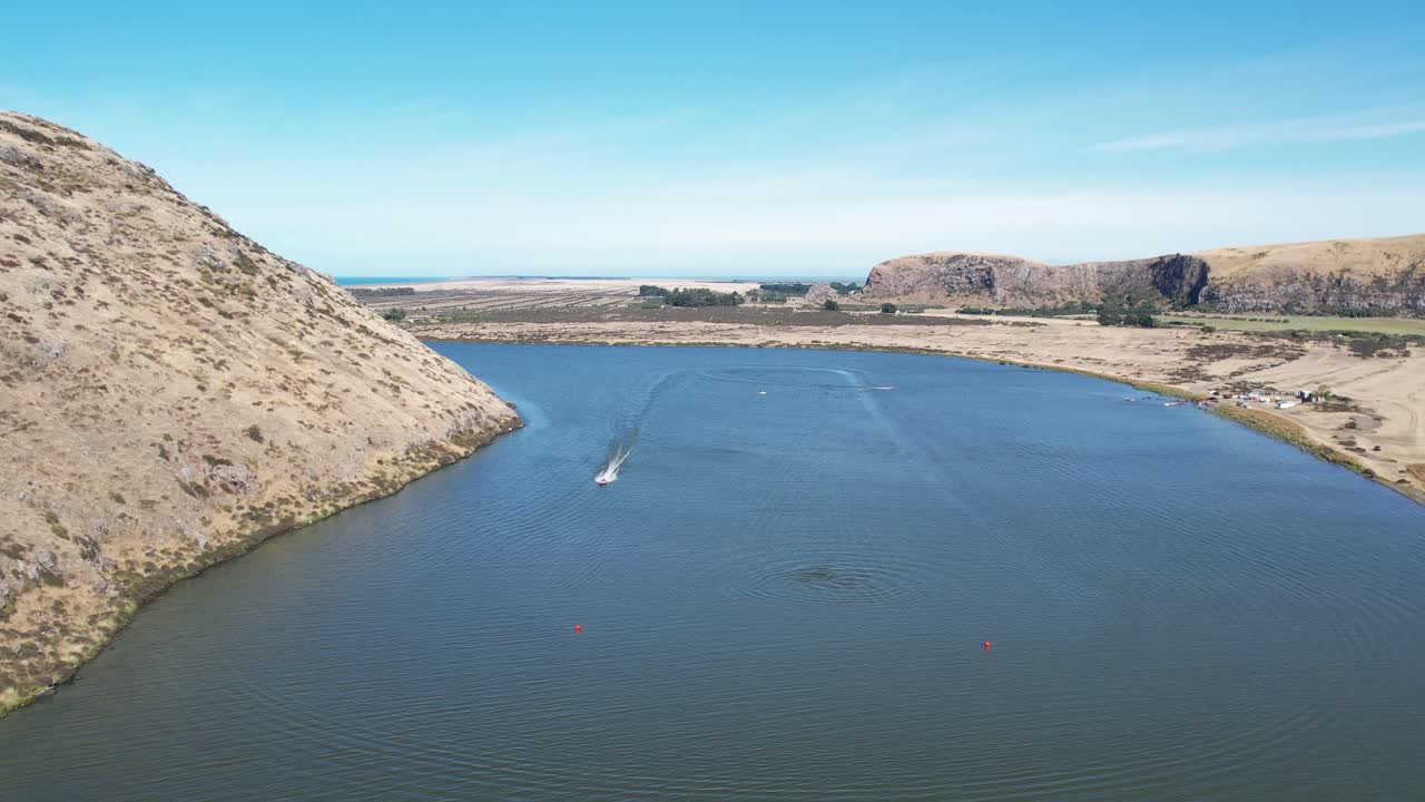 descenso aéreo mientras la lancha motora gira alrededor de las boyas y crea patrones en el agua - lago forsyth
