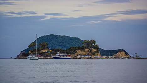 Zeitraffer-Der-Maritimen-Aktivitäten-Auf-Cameo-Island,-Geschäftiges-Treiben-Mit-Booten-Und-Yachten-Im-Azurblauen-Wasser