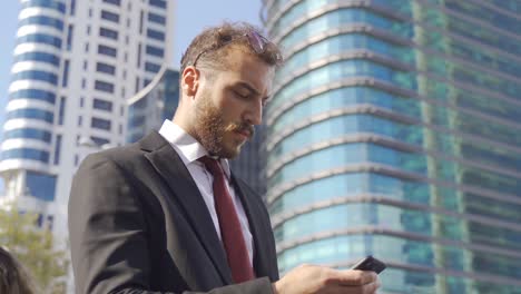 un hombre de negocios frustrado y preocupado.