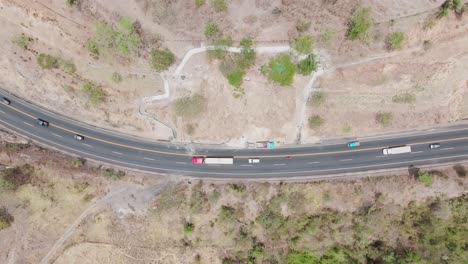 vista aérea de un avión no tripulado: una carretera curva que atraviesa un terreno árido