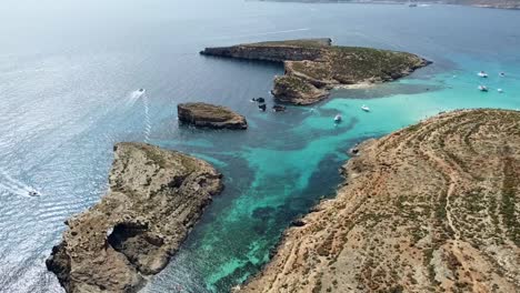 Vista-De-Drones-En-Hermosos-Paisajes-De-La-Laguna-Azul-De-Comino,-Malta,-Mar-Mediterráneo