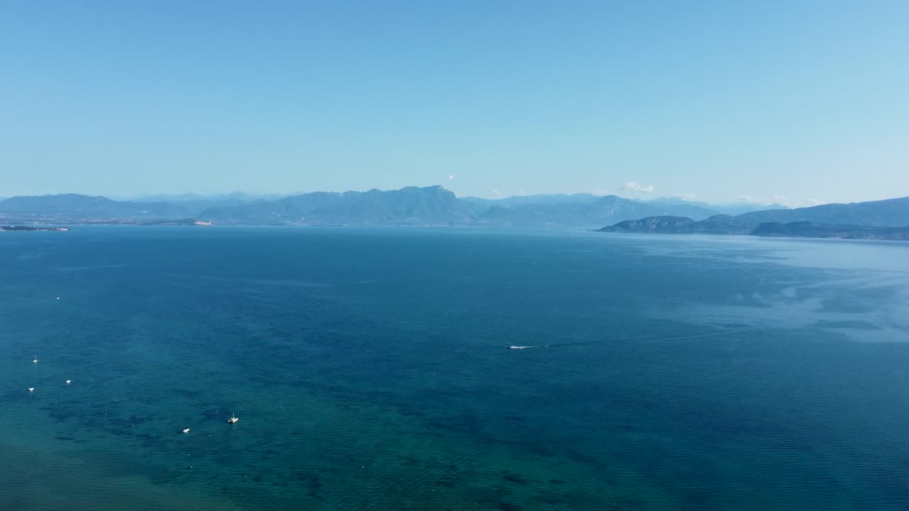 이탈리아의 거대한 가르다 호수 (lake garda) 에 대한 높은 공중 보기.