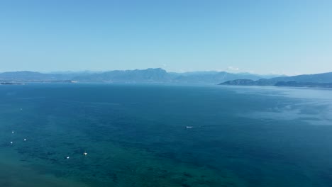 Alta-Vista-Aérea-Panorámica-Sobre-El-Vasto-Lago-De-Garda-En-Italia,-Famoso-Destino-Turístico