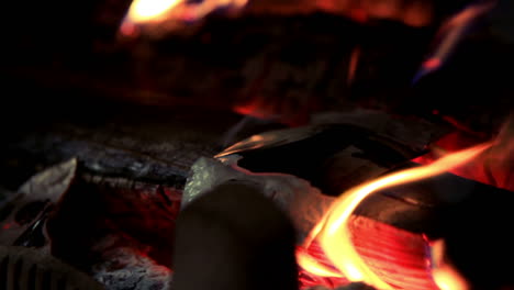 Heiße-Rote-Kohlen-Liegen-Im-Lagerfeuer.-Brennholz-Brennt-In-Roten-Flammen