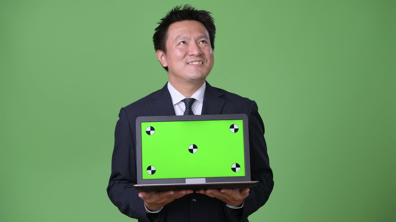 녹색 배경에 성숙한 일본 사업가