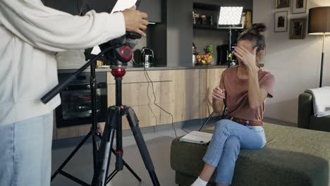 mujer irreconocible como operador de cámara de vlogging cámara y mujer caucásica siendo grabada