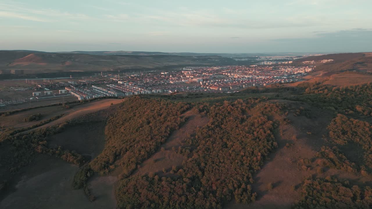 루마니아의 언덕에서 도시의 드론 보기