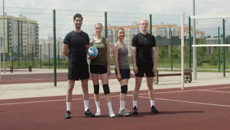 Multiethnische-Freunde-In-Sportbekleidung