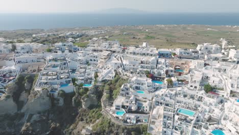 Sea-Testigo-De-Los-Veleros-Y-Yates-Deslizándose-Con-Gracia-Sobre-Las-Aguas-Del-Mar-Egeo,-Una-Vista-Cautivadora-Con-El-Telón-De-Fondo-De-Santorini.