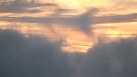 Las-Nubes-Se-Mueven-Rápidamente-A-Través-De-Un-Cielo-Colorido-A-Medida-Que-Se-Oscurece