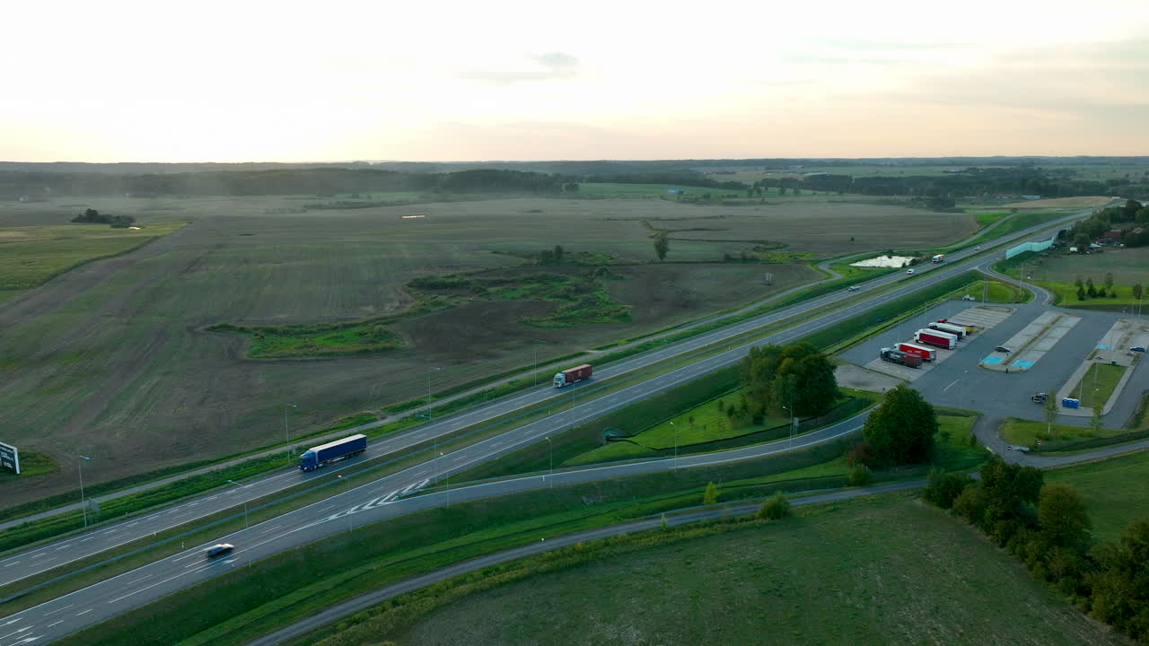 광활 한  을 가로질러 어 있는 고속도로, 해가 뜨면 도로 를 따라 이동 하는 차량 들