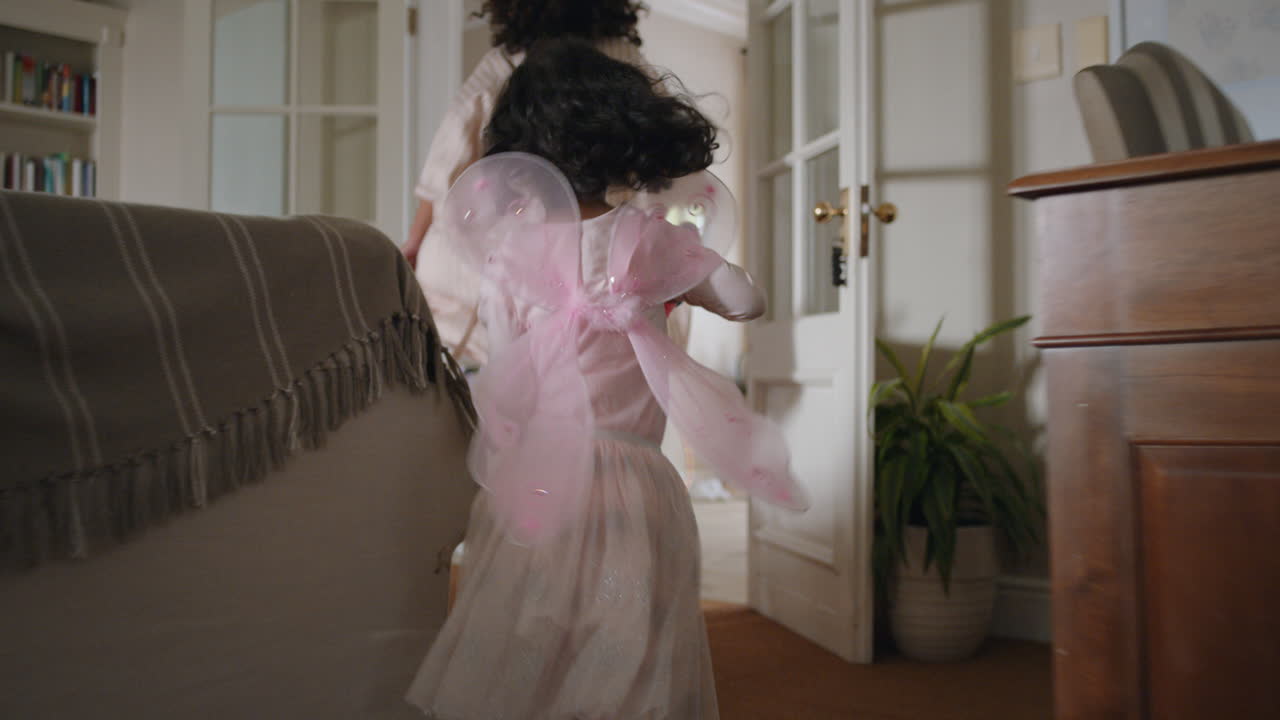 niña feliz persiguiendo a madre e hija jugando a atrapar corriendo por la casa madre jugando a un juego disfrutando de la diversión mañana de fin de semana con el niño imágenes 4k