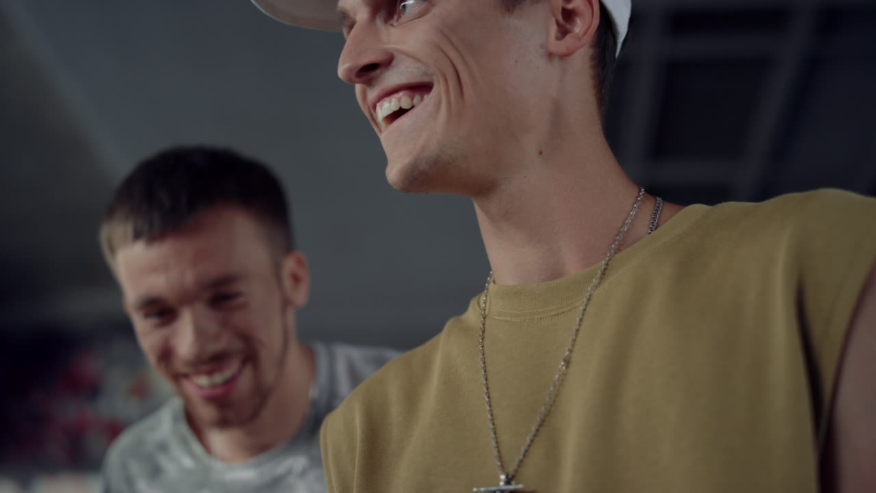 gente emocionada navegando por internet en el teléfono móvil en el parque de skate. amigos felices.