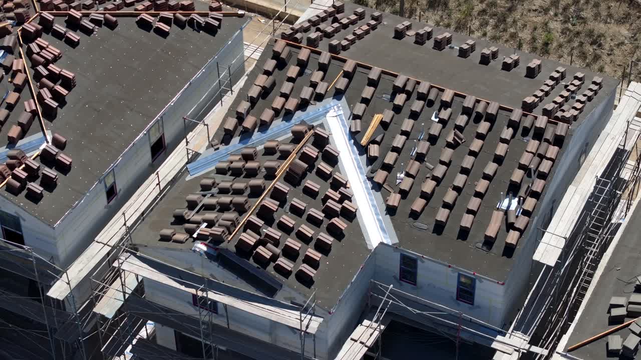 새로운 주택 건설 프로젝트의 지붕 타일 - 상승하는 공중 기울기 아래로