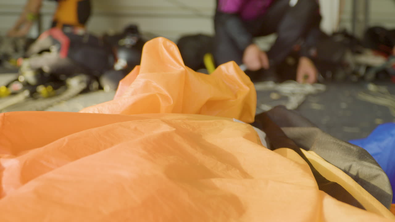 스릴을 추구하는 사람들의 포브  ⁇  심장 박동 스카이다이빙 모험을 준비하십시오