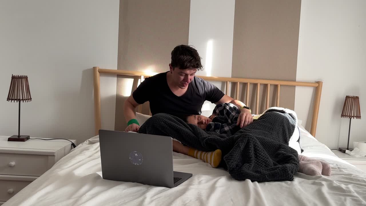 침대에서 영화를 보는 커플