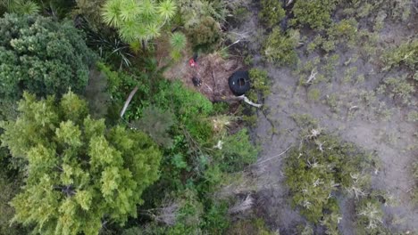 dron que muestra el bosque y una mochila naranja