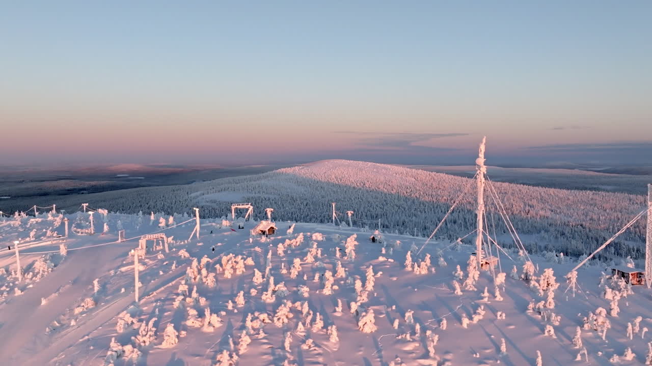 핀란드의 눈 인 라 의 정상에 대한 공중 추적