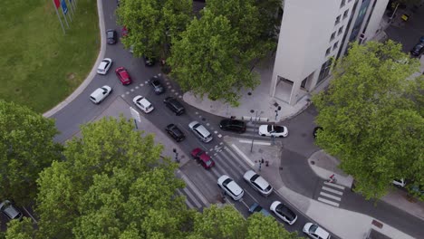 Toma-Aérea-De-Inclinación-Lenta-De-Una-Fuerte-Congestión-Cerca-Del-Dominio-De-Moure