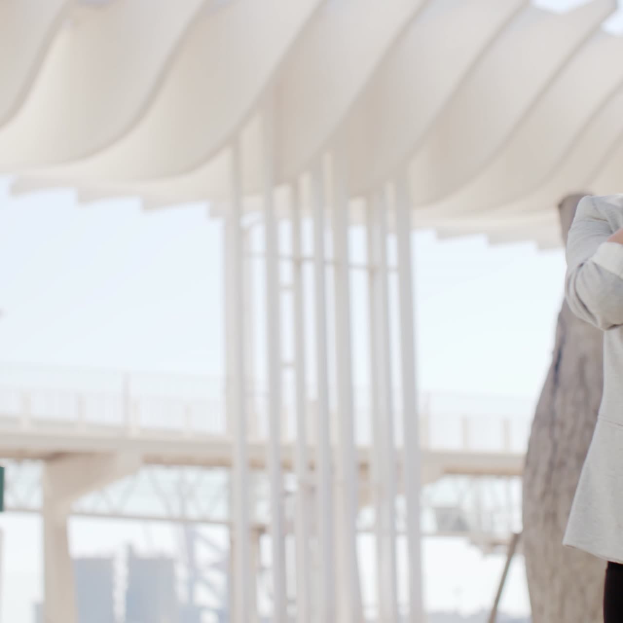 휴대 전화로 채팅하는 멋진 여성