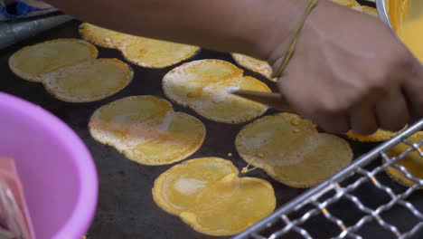 Waffel-Taco-Sahne-Kuchen-Wüstenherstellung-Auf-Dem-Thailändischen-Nachtmarkt-Straßenlebensmittel