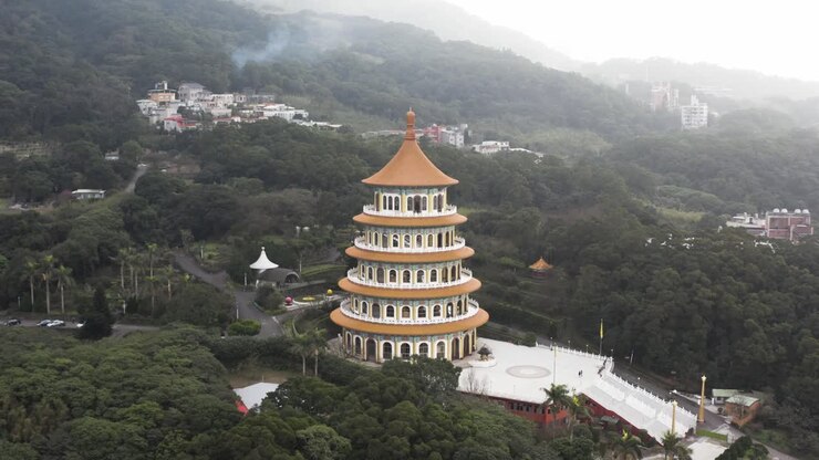 Travelling arrière avec vue ascendante du temple - Découverte de la culture taïwanaise à travers la spectaculaire pagode Tiantan à cinq étages du temple Wuji Tianyuan dans le district de Tamsui à Taïwan.