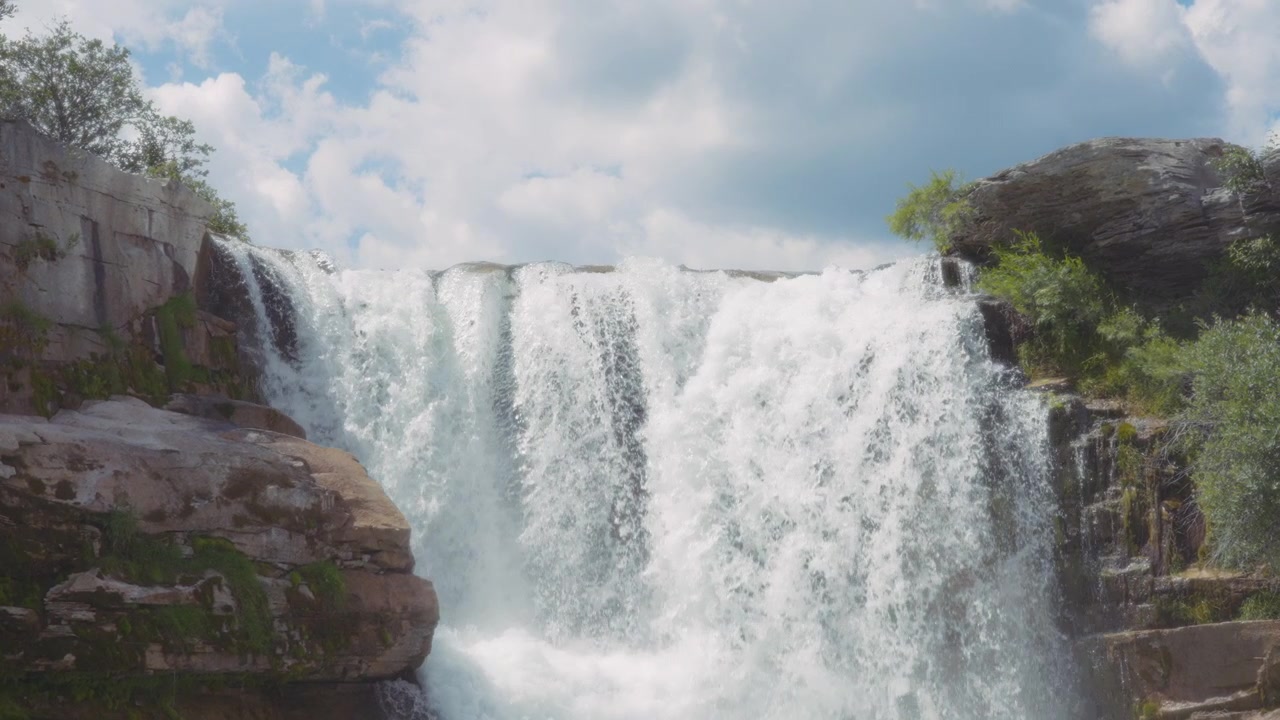 Scenografiche Cascate di Lundbreck che cadono dalla scogliera rocciosa