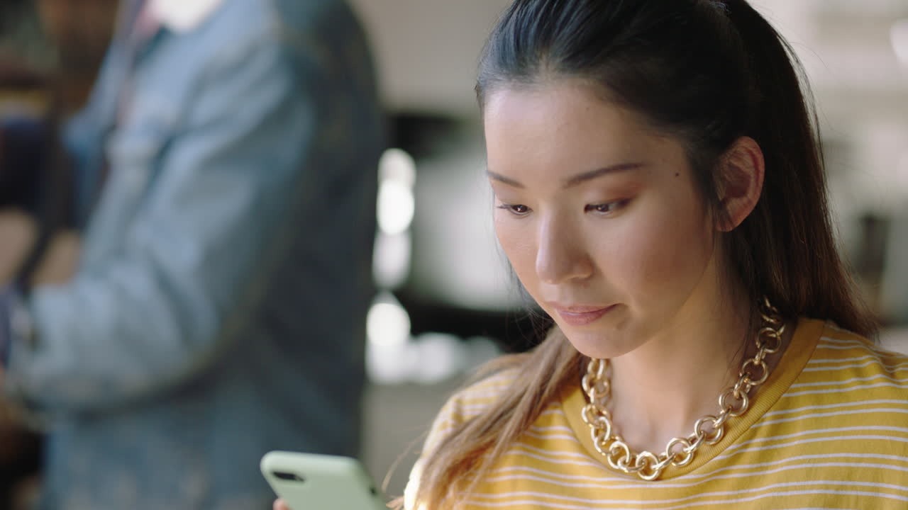 ritratto bella giovane donna asiatica che usa lo smartphone in un caffè navigando online messaggi di social media godendo di bere caffè condividendo stile di vita leggendo telefono cellulare sms comunicazione
