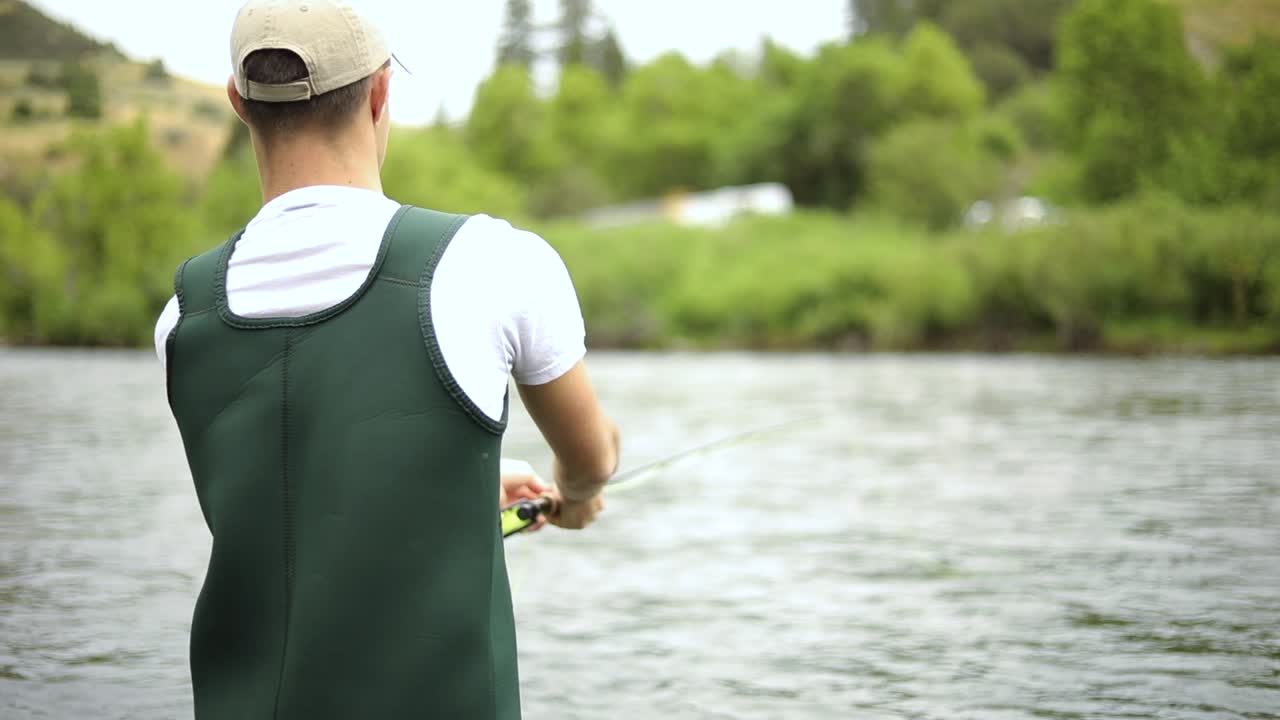 Rekaman Gerak Lambat seorang nelayan pria Kaukasia yang melemparkan kailnya saat memancing lalat-5