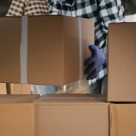 Los-Trabajadores-Del-Almacén-Descargan-Cajas-De-Medicamentos.