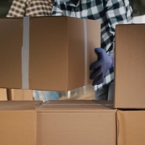 los trabajadores del almacén descargan cajas de medicamentos
