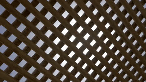el sol brillante brillando a través del cobertizo de la red de madera
