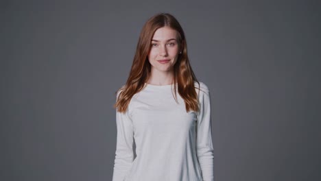 mujer con camiseta blanca
