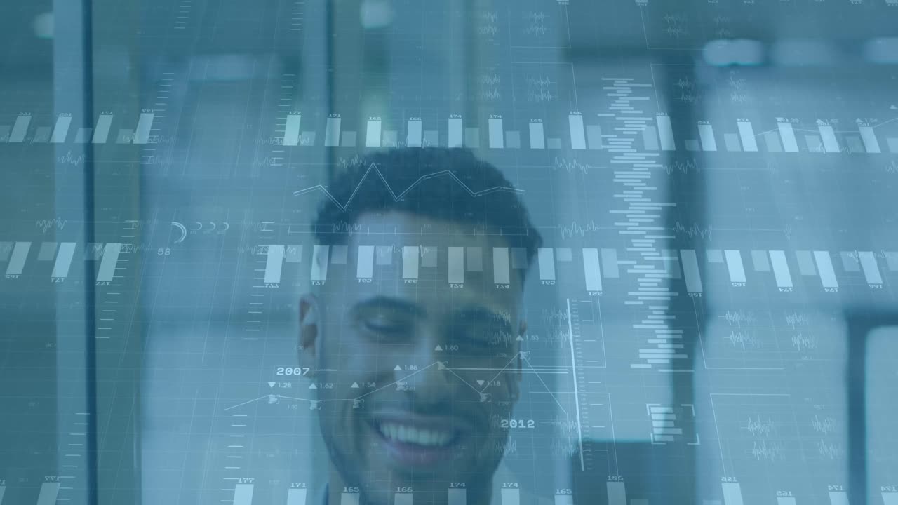 animación de gráficos financieros y datos sobre el hombre biracial feliz en la oficina