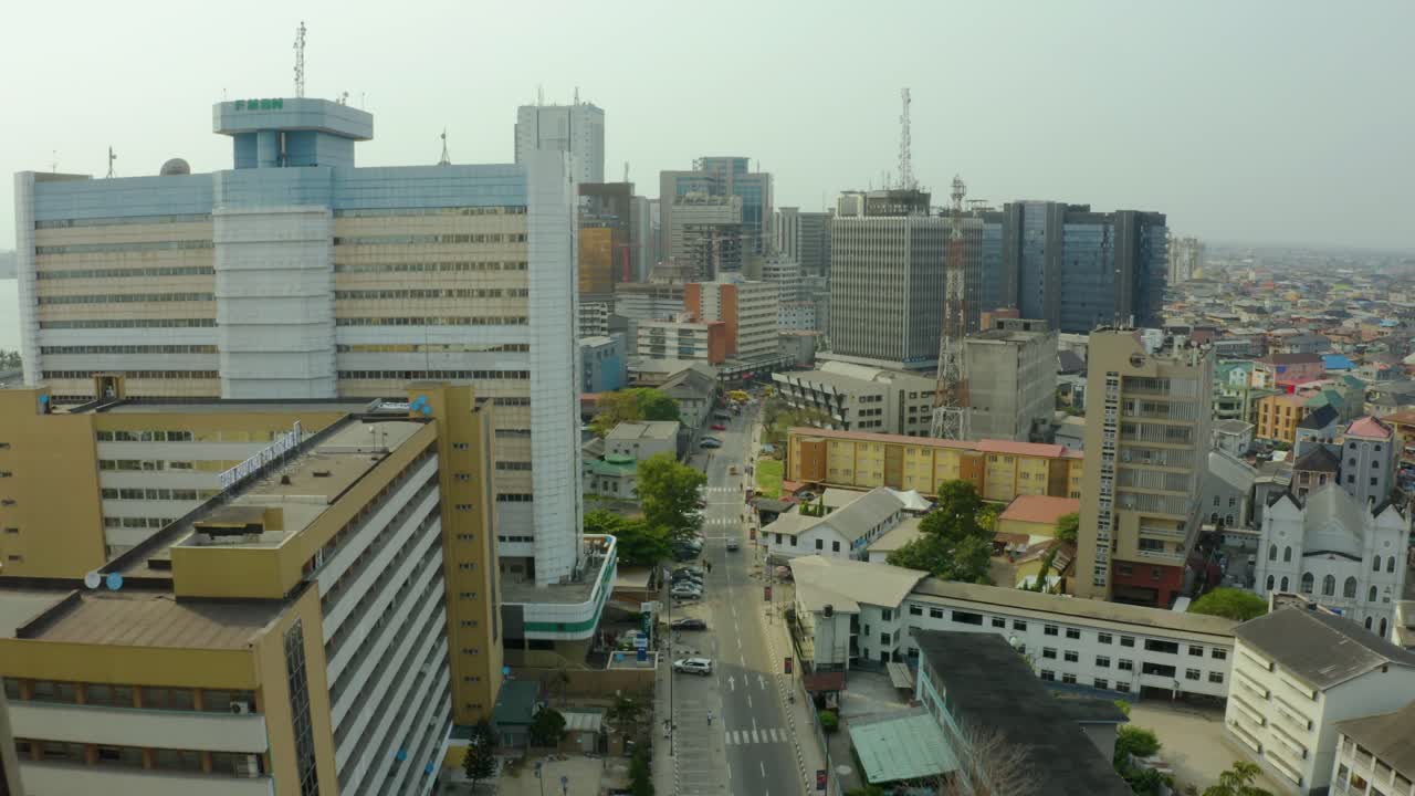 vista de drones de una ciudad con edificios altos