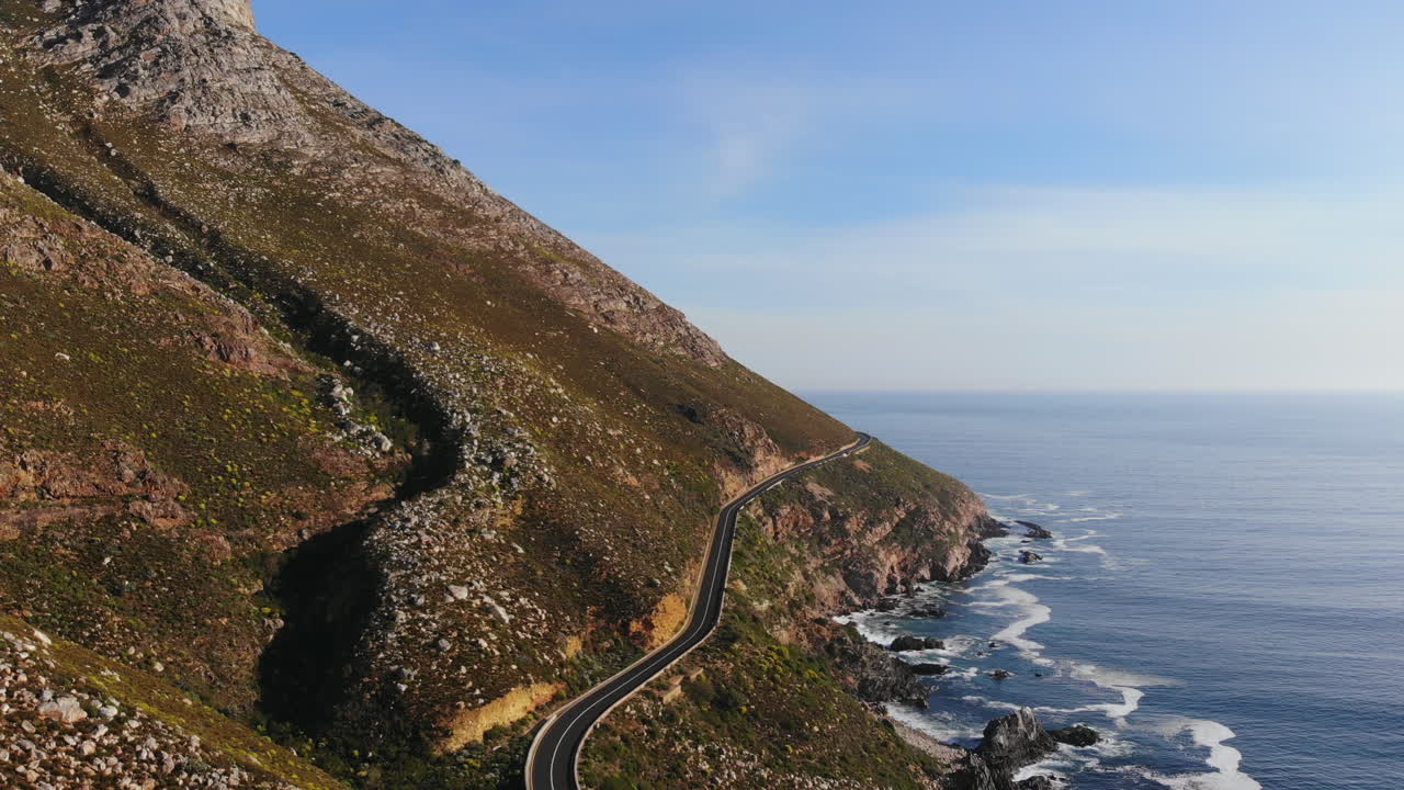 산, 바다, 도로, 산길, 돌리 이동의 스톡 드론 영상 - 29