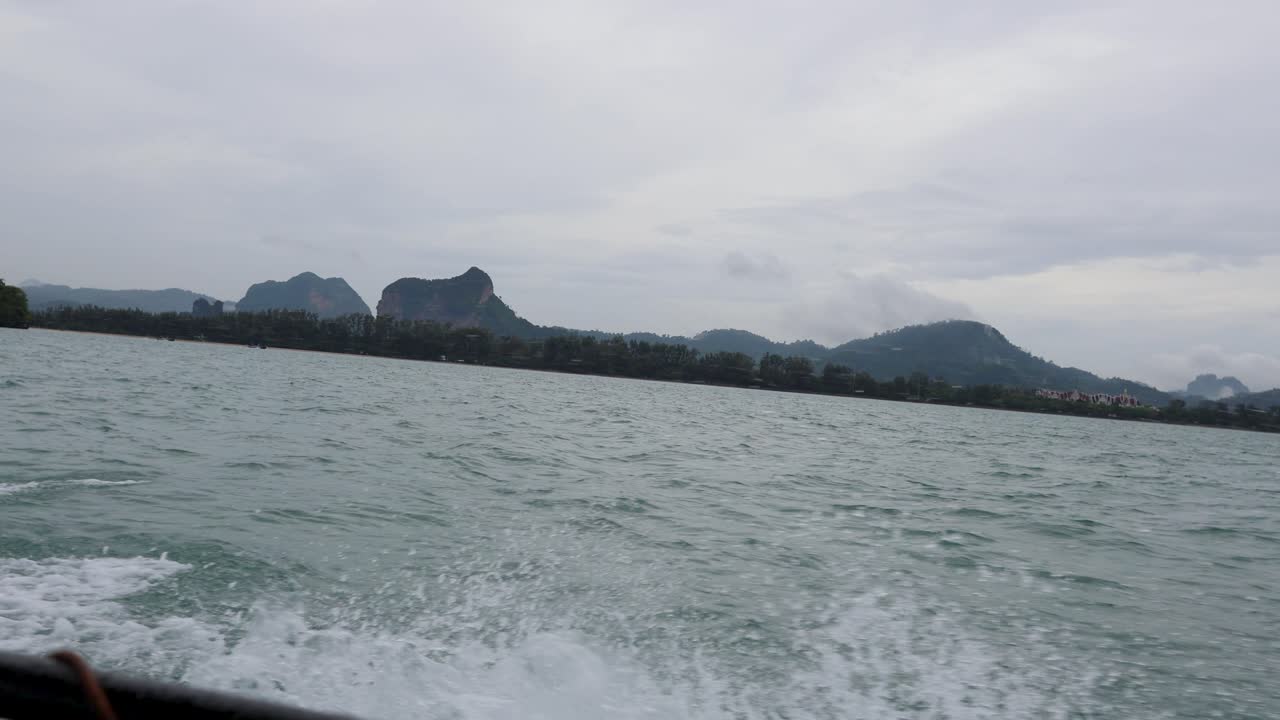 크라비의 바위 형태를 지나가는 경치 좋은 보트 여행