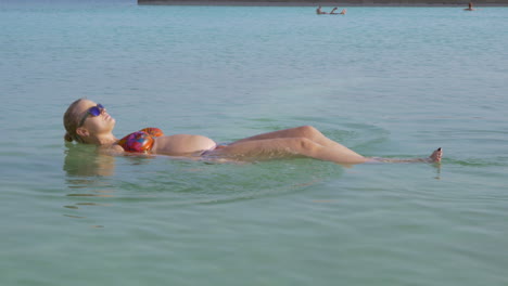 schwangere frau und ihr sohn baden im toten meer und haben spaß