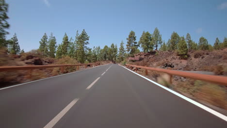 Autofahren-Mit-Angebauter-Action-Cam-Im-Teide-Nationalpark-Auf-Teneriffa